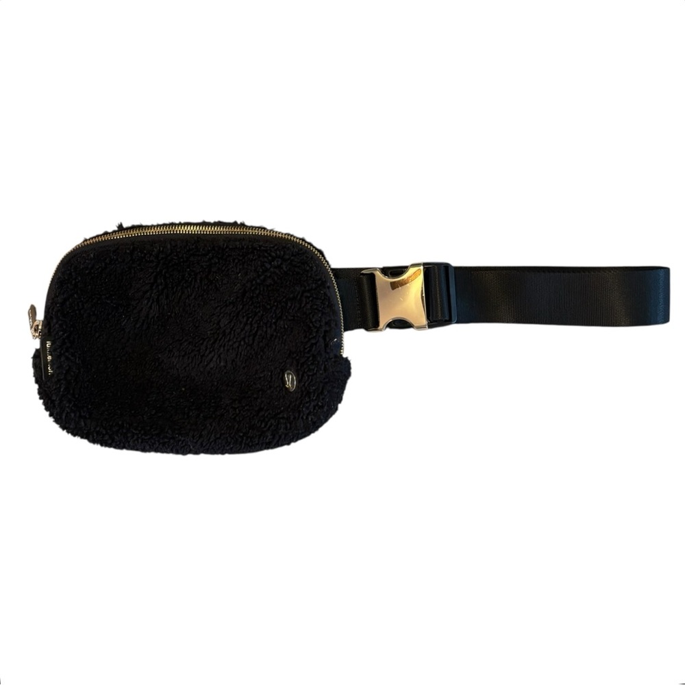 Lululemon Everywhere Fuzzy Sherpa Fleece Belt Bag Fanny Pack Black Gold Hardware - Picture 7 of 12